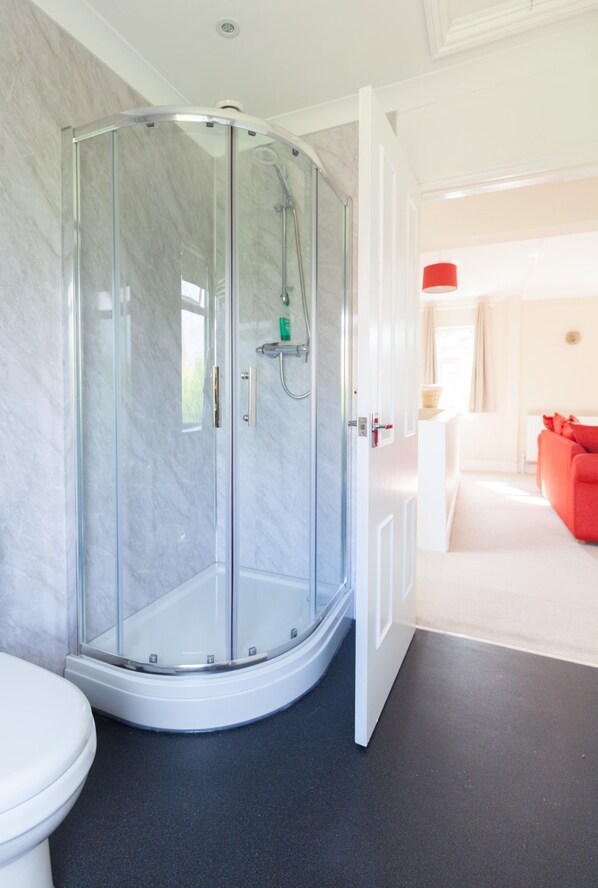 Comfort Apartment, 1 Bedroom, City View | Bathroom shower - Toothbrush Apartments - Ipswich East - Cauldwell Ave (Ipswich)