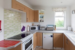 Comfort Apartment, 1 Bedroom, City View | Private kitchen | Fridge, microwave, oven, stovetop - Toothbrush Apartments - Ipswich East - Cauldwell Ave (Ipswich)
