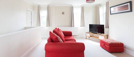 Comfort Apartment, 1 Bedroom, City View | Living room | 42-inch flat-screen TV with digital channels, TV, Netflix