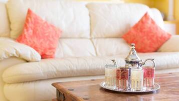 Smart-tv, een dvd-speler, een tafeltennistafel en een stereo