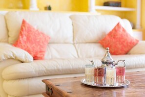 TV connectée, lecteur de DVD, table de tennis de table, chaîne hi-fi