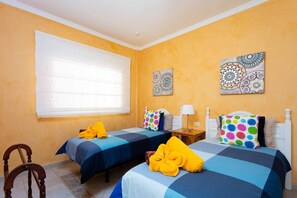 4 chambres, coffres-forts dans les chambres, fer et planche Ă repasser