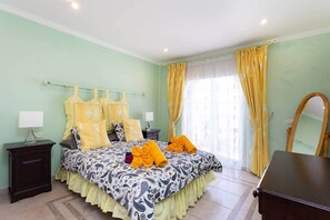 4 chambres, coffre-fort, fer et planche à repasser, lit de bébé portatif