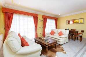 Een smart-tv, een dvd-speler, een tafeltennistafel en een stereo