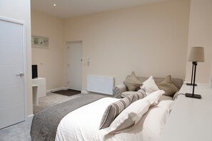 Studio 69 | Living area | Flat-screen TV, Netflix - Toothbrush Apartments Ipswich Waterfront (Ipswich)
