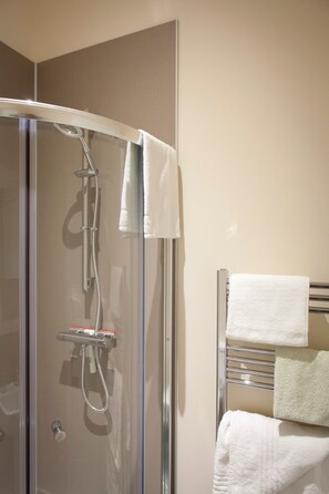 Bathroom shower - Toothbrush Apartments Ipswich Waterfront (Ipswich)