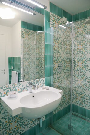 Habitación cuádruple familiar, terraza, vistas parciales al mar | Ducha del cuarto de baño