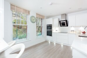 Cobertura elite, 3 quartos | Cozinha compartilhada | Geladeira, micro-ondas, fogão, cooktop