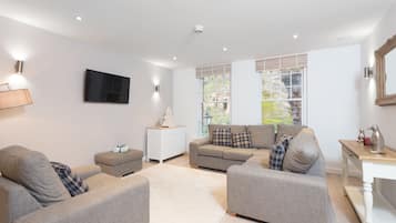 Penthouse Elite, 3 habitaciones | Sala de estar | Televisión de pantalla plana de 32 pulgadas con canales por cable