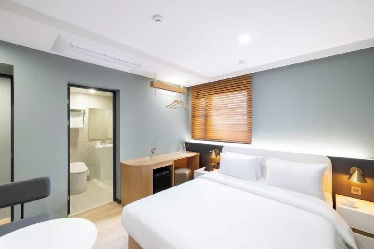 Ropa de cama de alta calidad, minibar y escritorio
