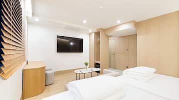 Chambre Familiale avec lits jumeaux, 2 grands lits, bain à remous | Vue sur la ville