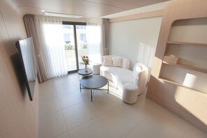 Suíte estúdio presidencial, várias camas, banheira de imersão | Área de estar | TV de tela plana, Netflix, pisos aquecidos, serviços de streaming