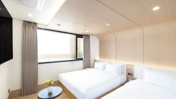 Presidential Studio Suite, Multiple Beds, Hot Tub | Premium bedding, minibar, desk, laptop workspace