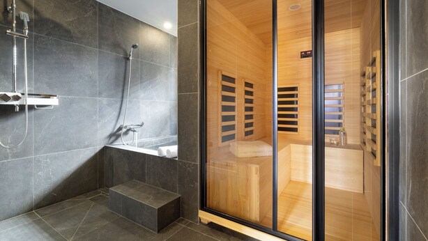 A modern bathroom with a glass-enclosed sauna, a separate shower area, and a built-in bathtub. - H-AVENUE Hotel Seomyeon Station (Busan)