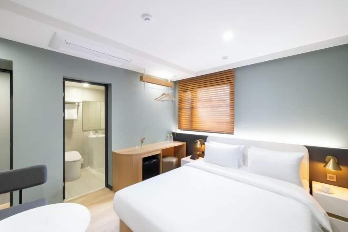Premium bedding, minibar, desk, laptop workspace