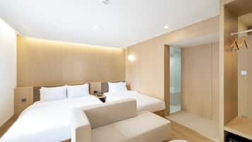 Deluxe Twin Room, Multiple Beds, Hot Tub | City view