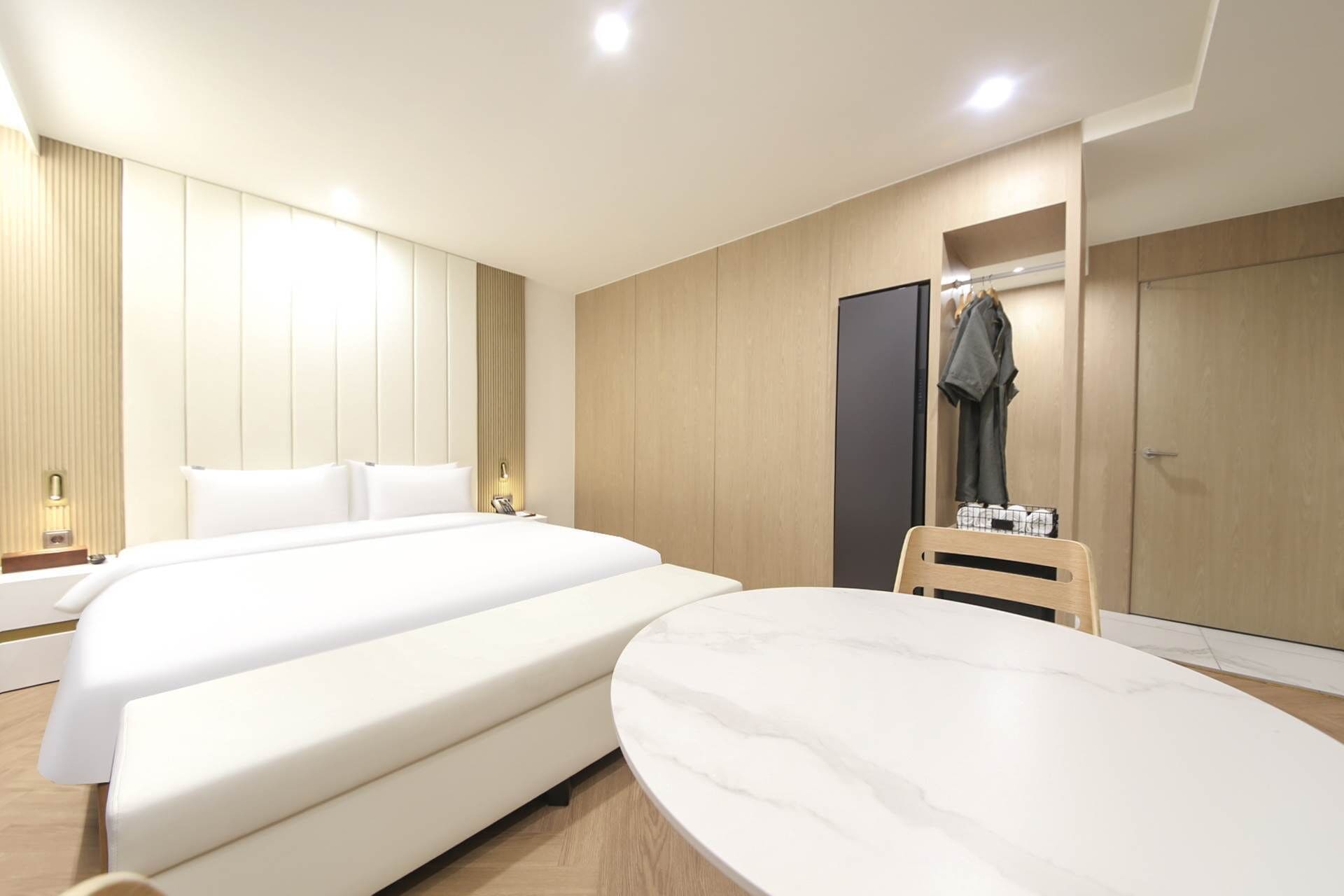 Chambre Double Deluxe, 1 très grand lit, bain à remous | Literie de qualité supérieure, minibar, bureau