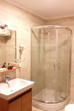 Shower, free toiletries, hair dryer, slippers - Imerhan Otel (Kusadasi)