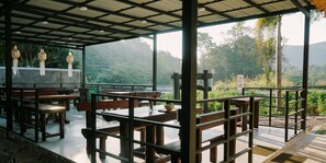 Breakfast, lunch, dinner served; Thai cuisine