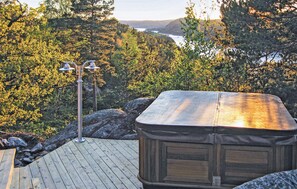 Outdoor spa tub - Amazing home in Risør with sauna (Risør)