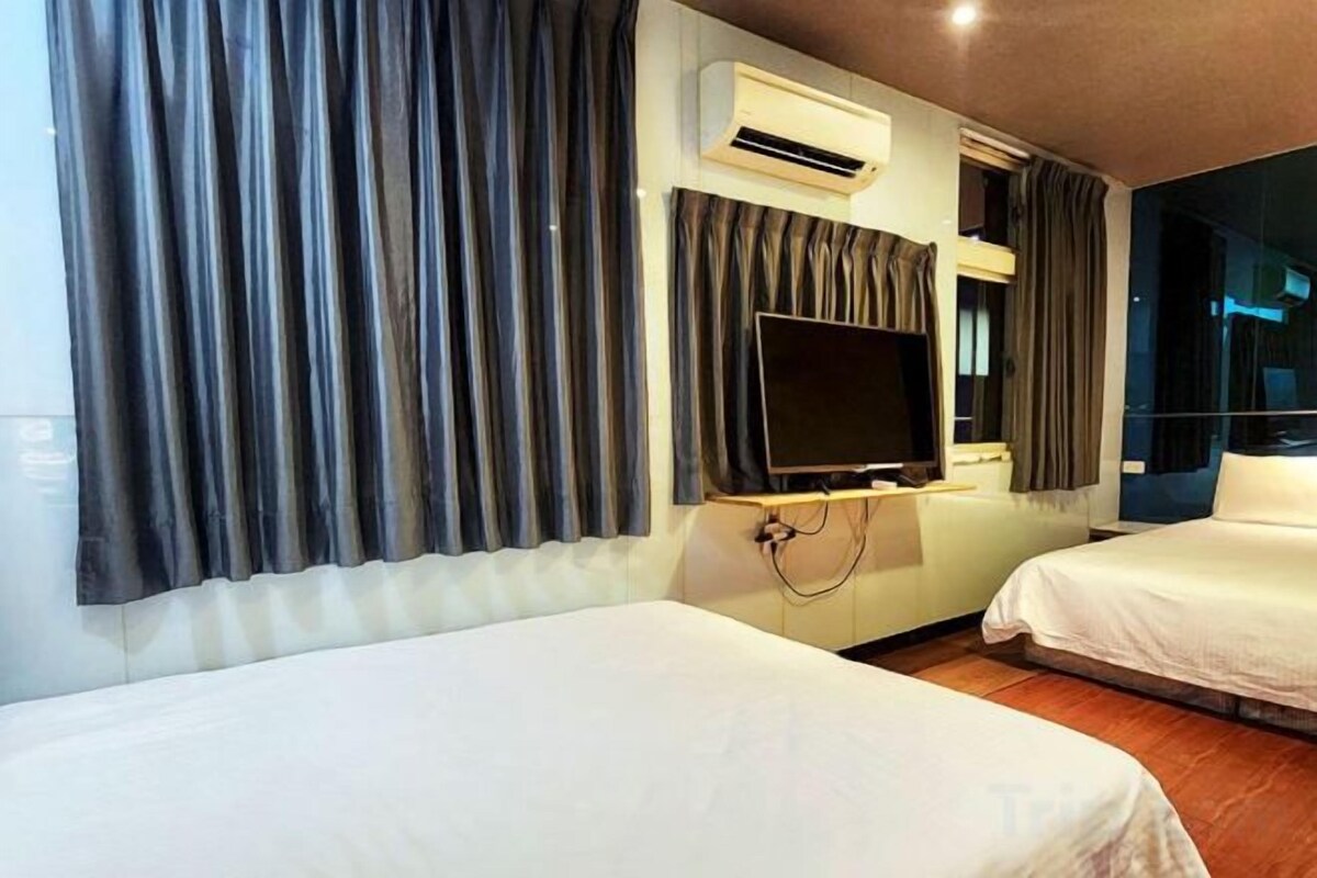 WiFi (free), bed sheets