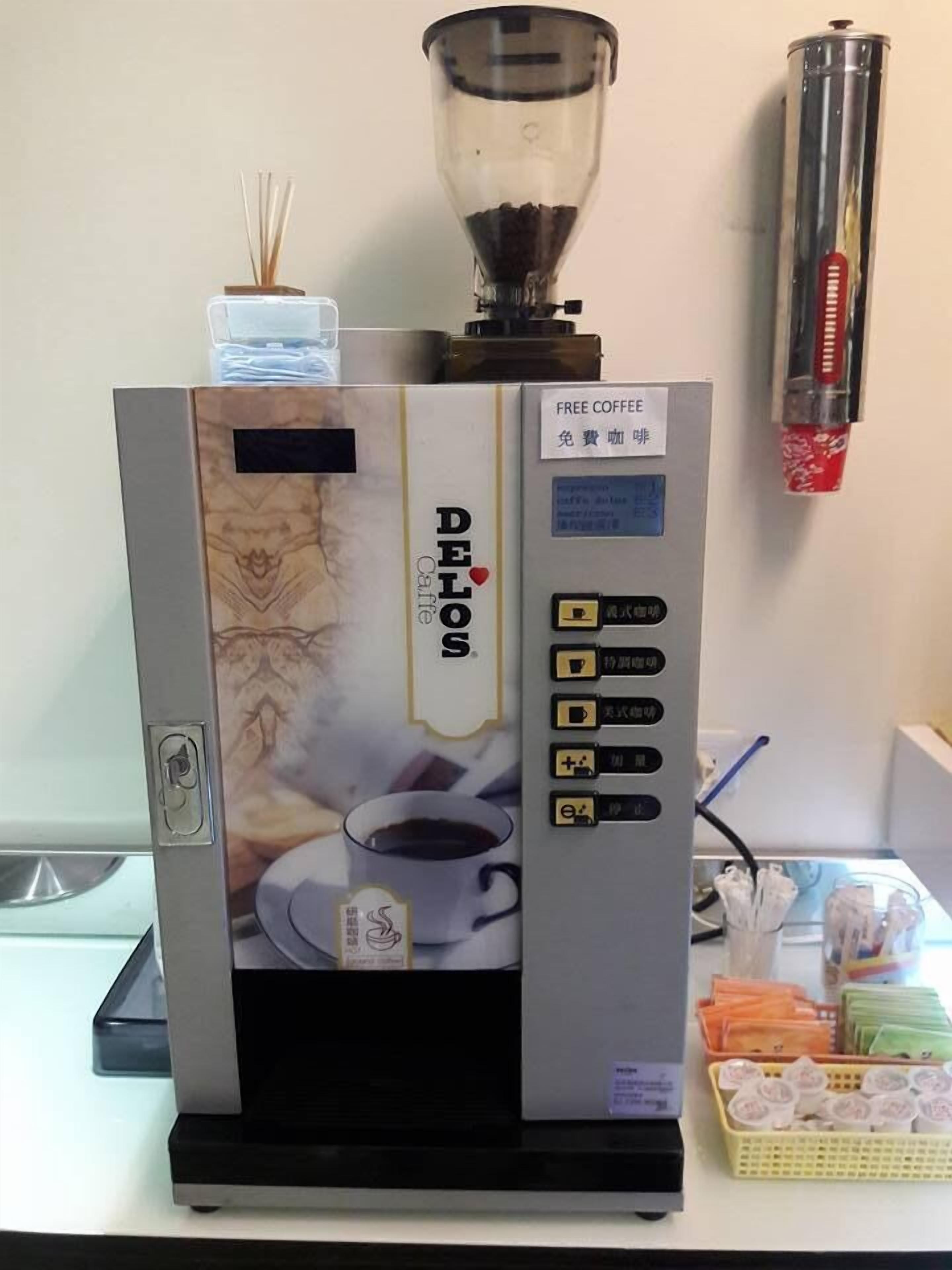 Una máquina de café con pantalla digital, un molinillo de café y un dispensador de agua.