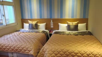 Habitación cuádruple estándar, 2 camas matrimoniales | Wifi gratis y ropa de cama