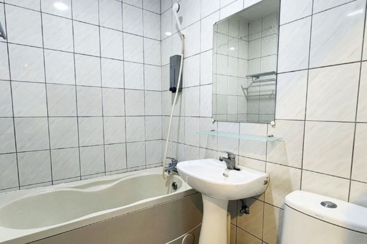Kamar mandi | Shower, perlengkapan mandi gratis, pengering rambut, dan sandal