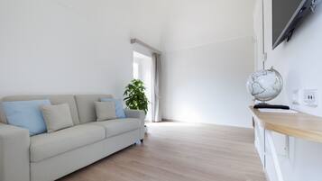 Junior suite, terras | Woonruimte | Een 40-inch flatscreentelevisie met kabelzenders