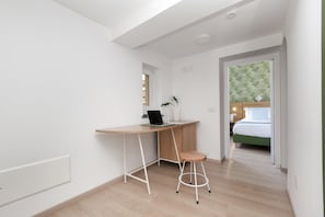 Habitación familiar | Minibar, caja de seguridad en la habitación y muebles diferentes