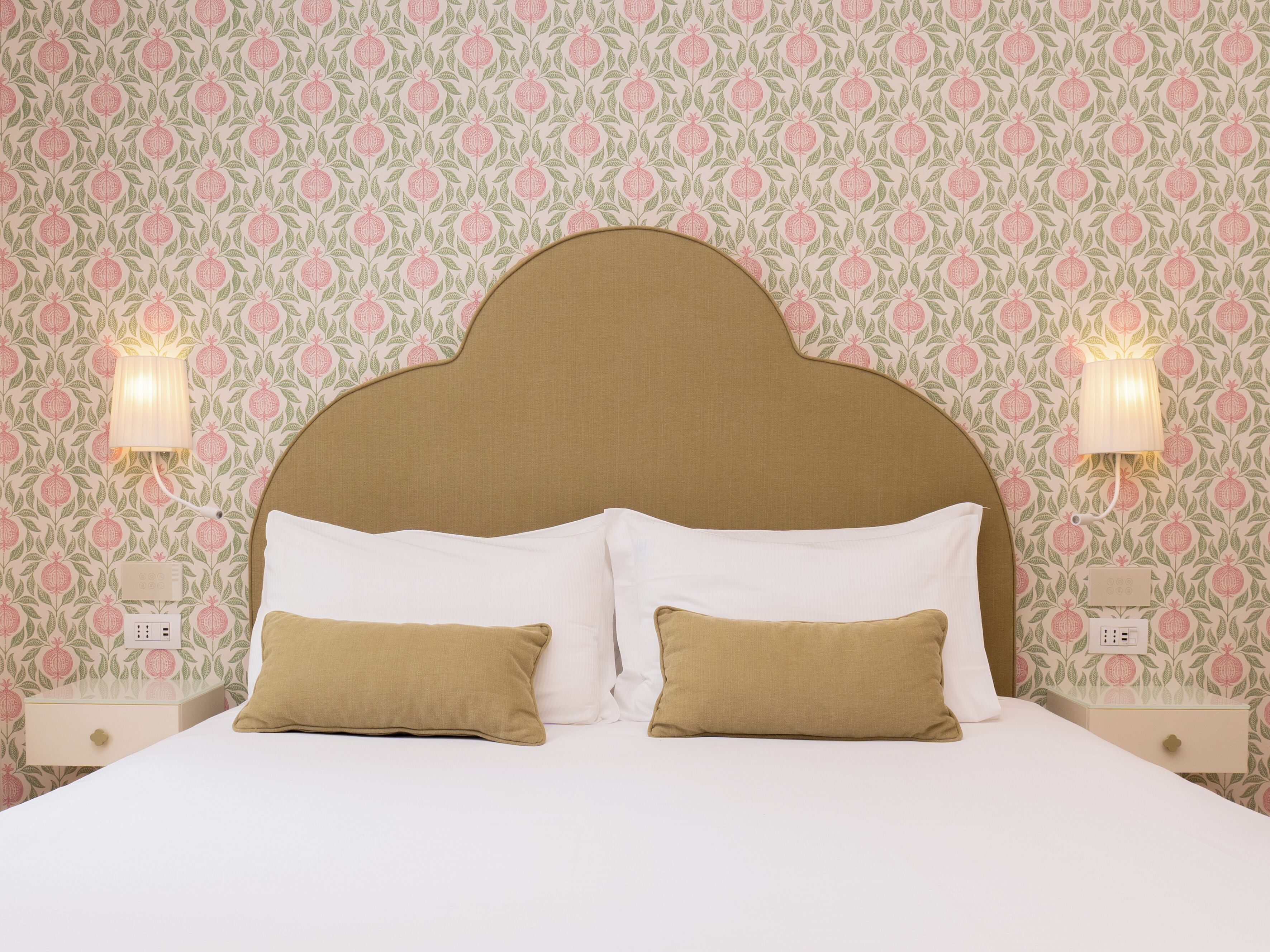 Signature Room | Minibar, in-room safe, individually furnished, desk