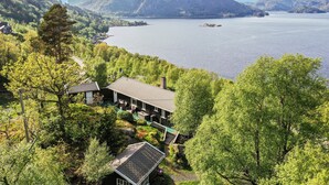 A lakeside property with a house, a swimming pool, and a dock. - Cozy home in Farsund with WiFi (Farsund)