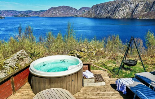 Cozy home in Farsund with WiFi