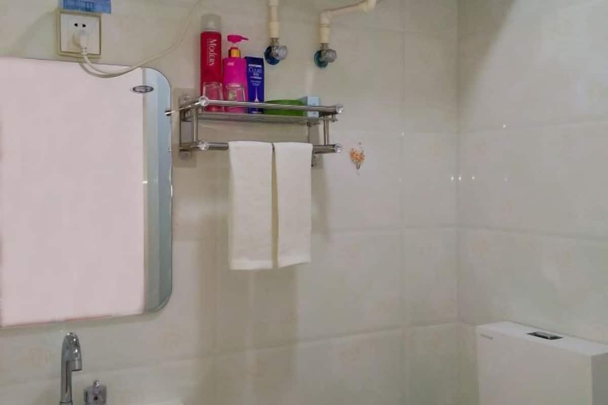 Bathroom | Shower, free toiletries, hair dryer, slippers