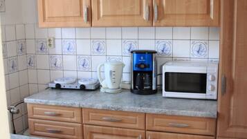 Fridge, microwave, coffee/tea maker, electric kettle