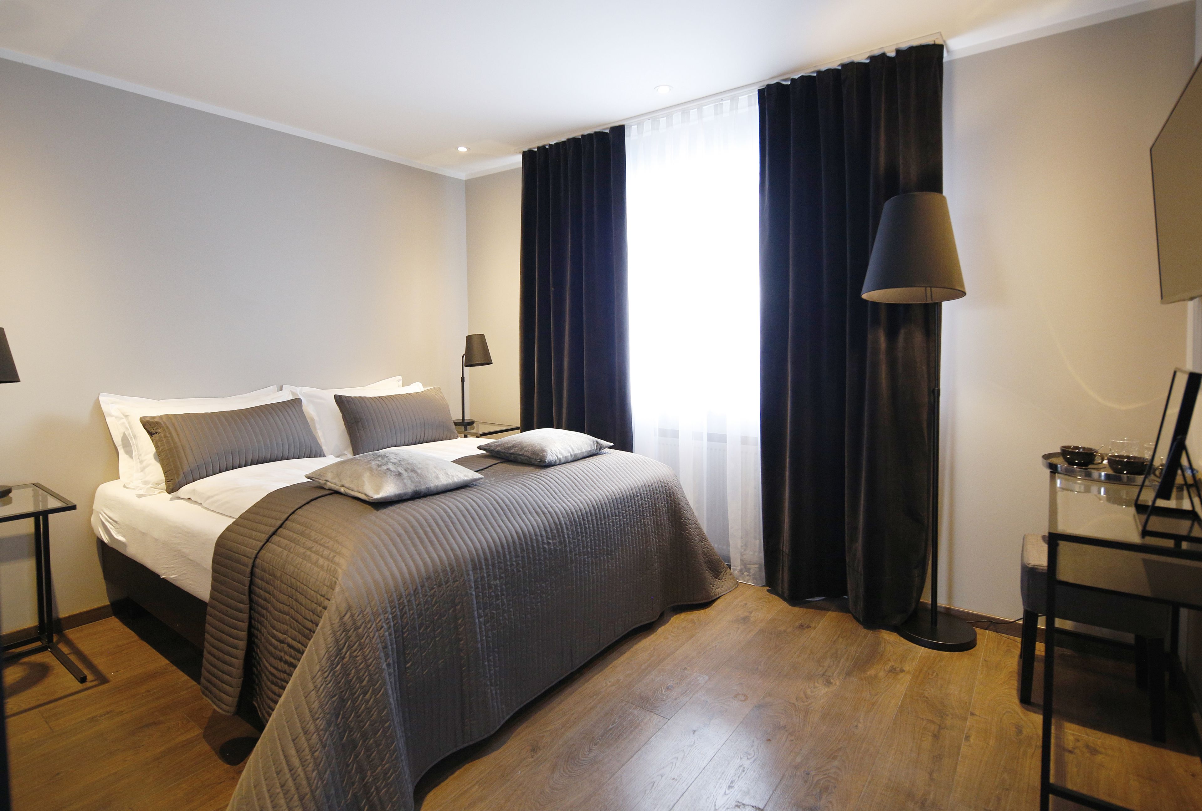 Schreibtisch, Verdunkelungsvorhänge, schallisolierte Zimmer