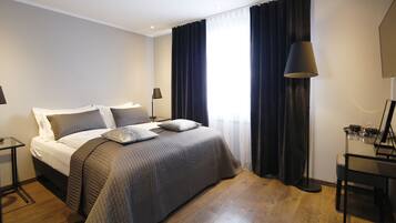 Schreibtisch, Verdunkelungsvorhänge, schallisolierte Zimmer