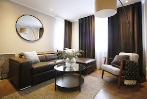 Escritorio, cortinas blackout y sistema de insonorizaciĂłn