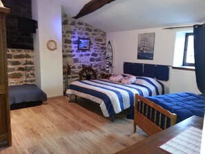 Premium bedding, individually decorated, individually furnished, desk - Château des Aiguilles (Saint-Rémy-de-Chargnat)