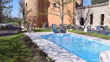 Una piscina al aire libre de temporada