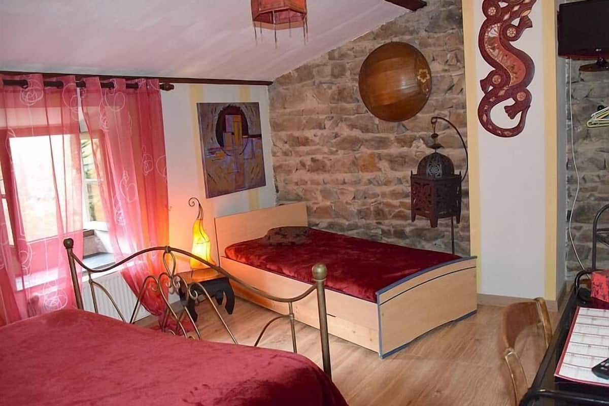Habitación triple (Orient) | Ropa de cama de alta calidad y decoración personalizada