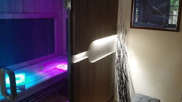 Sauna, hot tub, hydrotherapy, aromatherapy, 1 treatment room