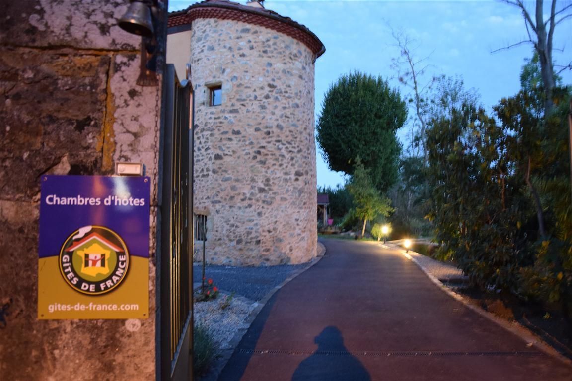 A stone building with a sign for 'Chambres d'hotes' and a website address.