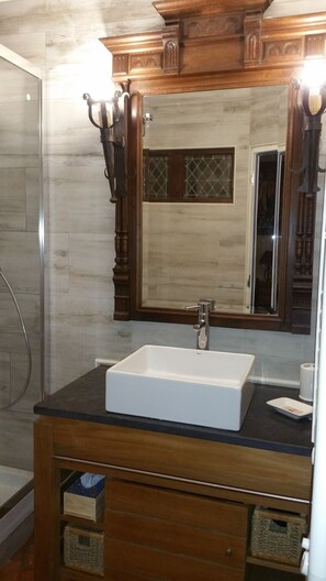 Double Room (Usson) | Bathroom sink - Château des Aiguilles (Saint-Rémy-de-Chargnat)
