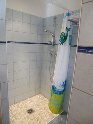 Zweibettzimmer | Badezimmer | Dusche, kostenlose Toilettenartikel, Haartrockner, Handtücher