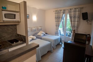 Twin Room | Private kitchenette | Fridge, microwave, stovetop, espresso maker - La Bastide des pins (Le Pradet)