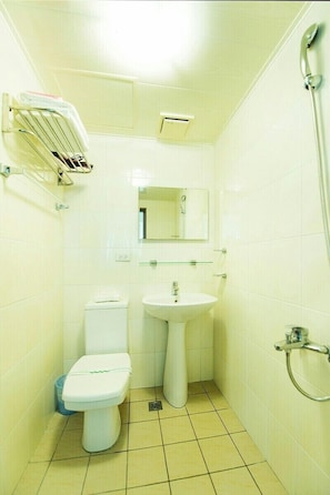 Douche, sèche-cheveux, chaussons, serviettes fournies