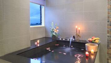 Chambre Quadruple Familiale, 2 grands lits | Baignoire relaxante profonde