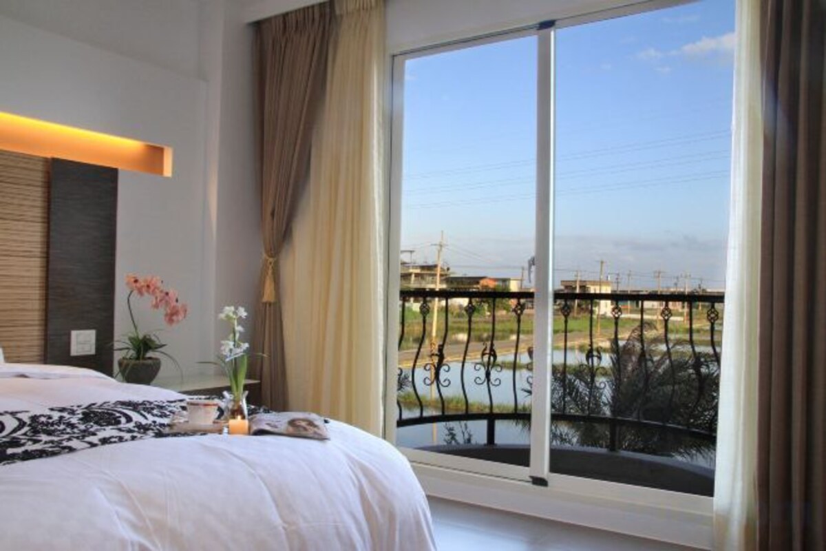 Premium bedding, blackout drapes, soundproofing, WiFi (free)