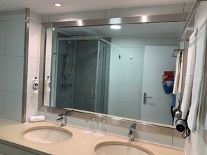 Business-Studiosuite, 2 Einzelbetten, Nichtraucher, Stadtblick | Badezimmer | Kostenlose Toilettenartikel, Haartrockner, Seife, Shampoo